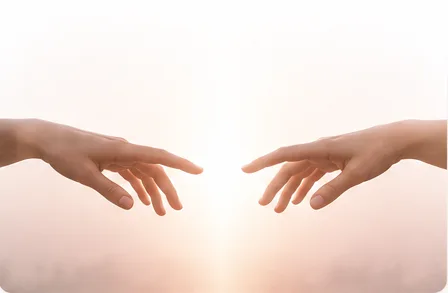 Duas mãos se aproximando uma da outra ao pôr do sol